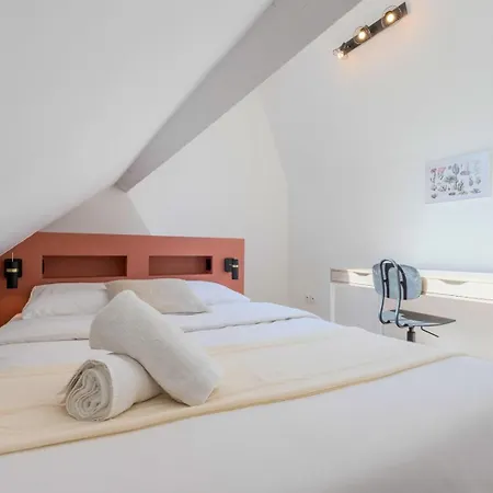 Little Duplex In Republique Beaux Arts